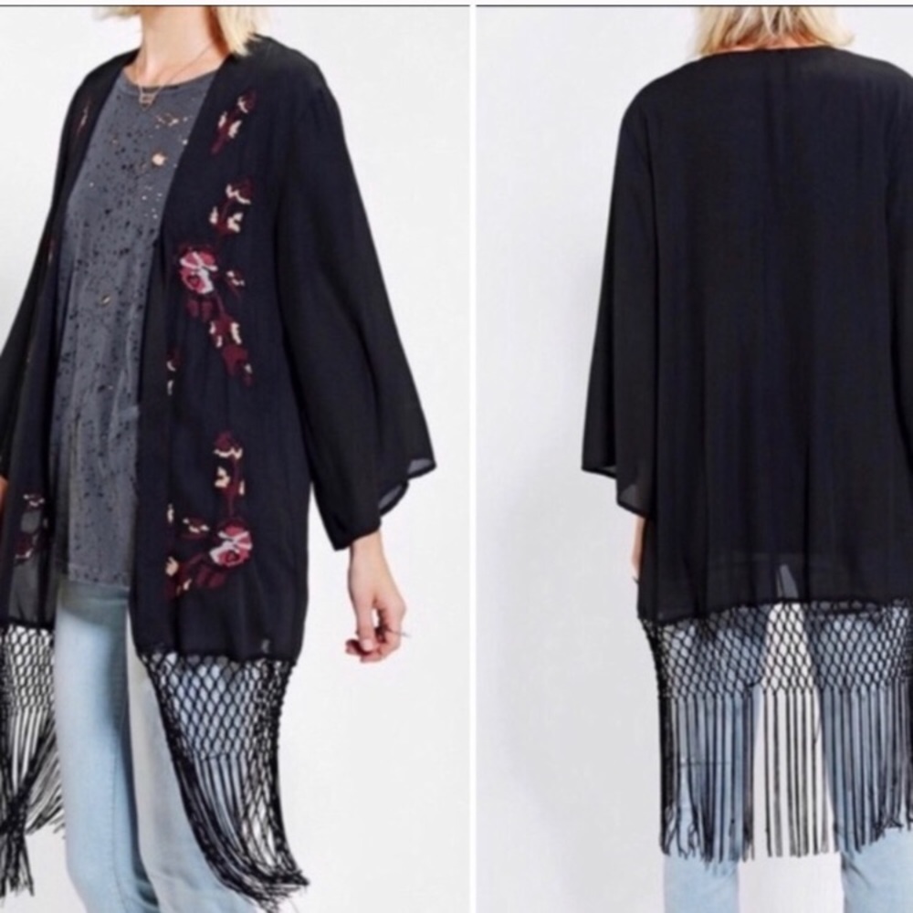 💥Staring at Stars💥 Emboridered Floral Kimono